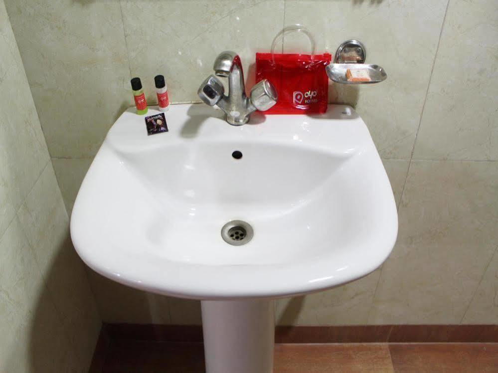 Oyo 2705 Hotel Preet Palace Ню Делхи Екстериор снимка