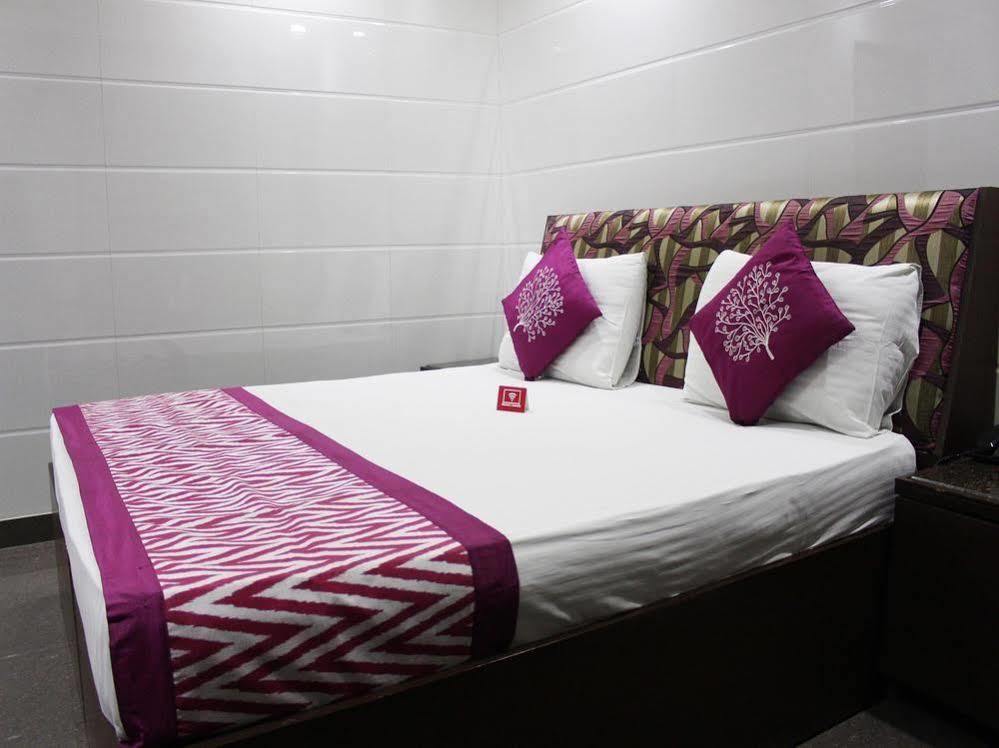Oyo 2705 Hotel Preet Palace Ню Делхи Екстериор снимка