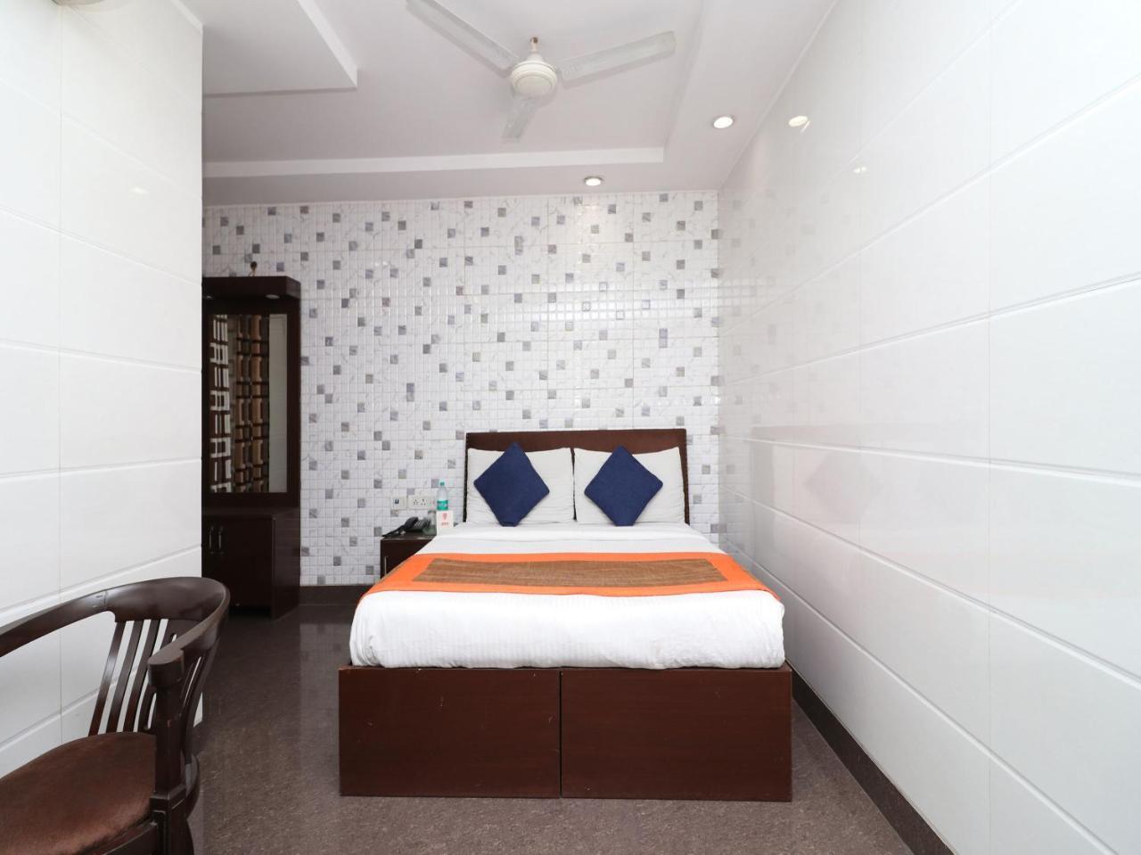 Oyo 2705 Hotel Preet Palace Ню Делхи Екстериор снимка