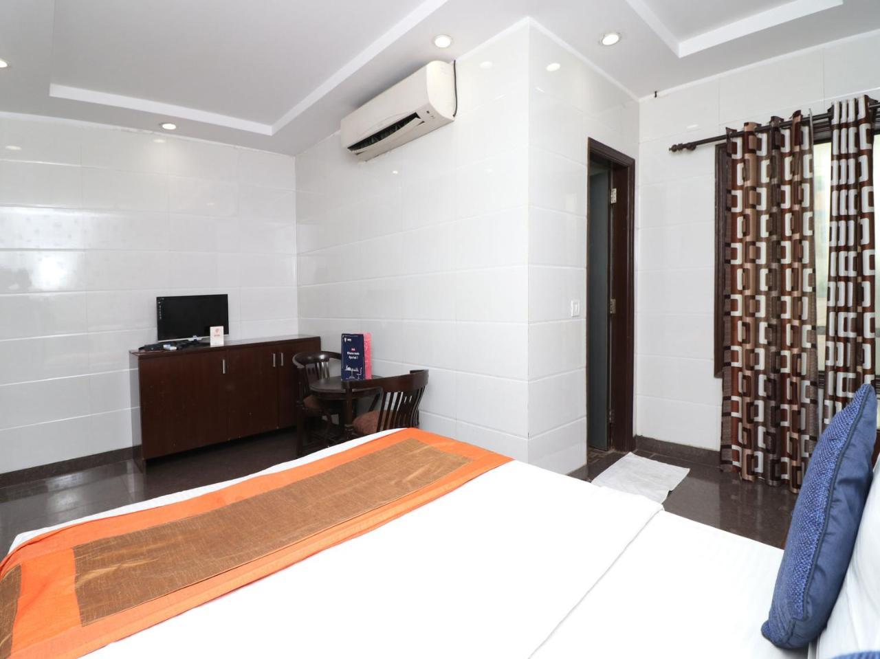 Oyo 2705 Hotel Preet Palace Ню Делхи Екстериор снимка