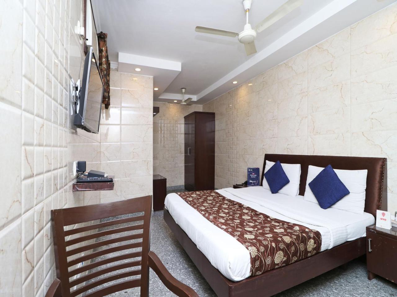Oyo 2705 Hotel Preet Palace Ню Делхи Екстериор снимка