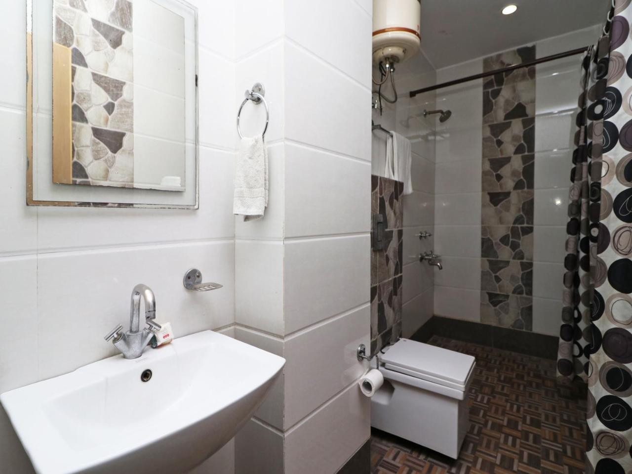 Oyo 2705 Hotel Preet Palace Ню Делхи Екстериор снимка