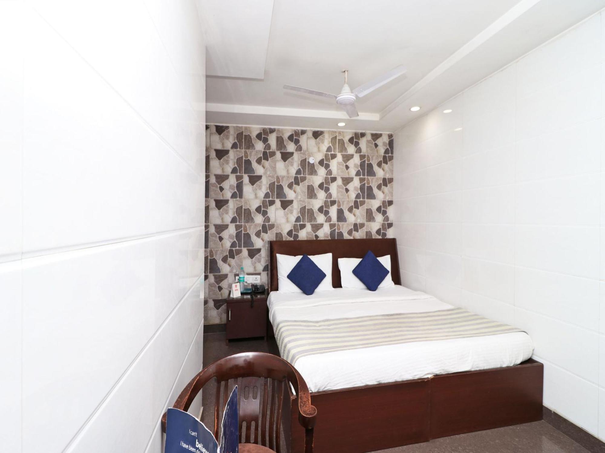 Oyo 2705 Hotel Preet Palace Ню Делхи Екстериор снимка