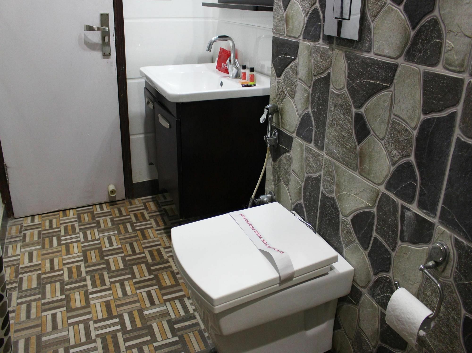 Oyo 2705 Hotel Preet Palace Ню Делхи Екстериор снимка