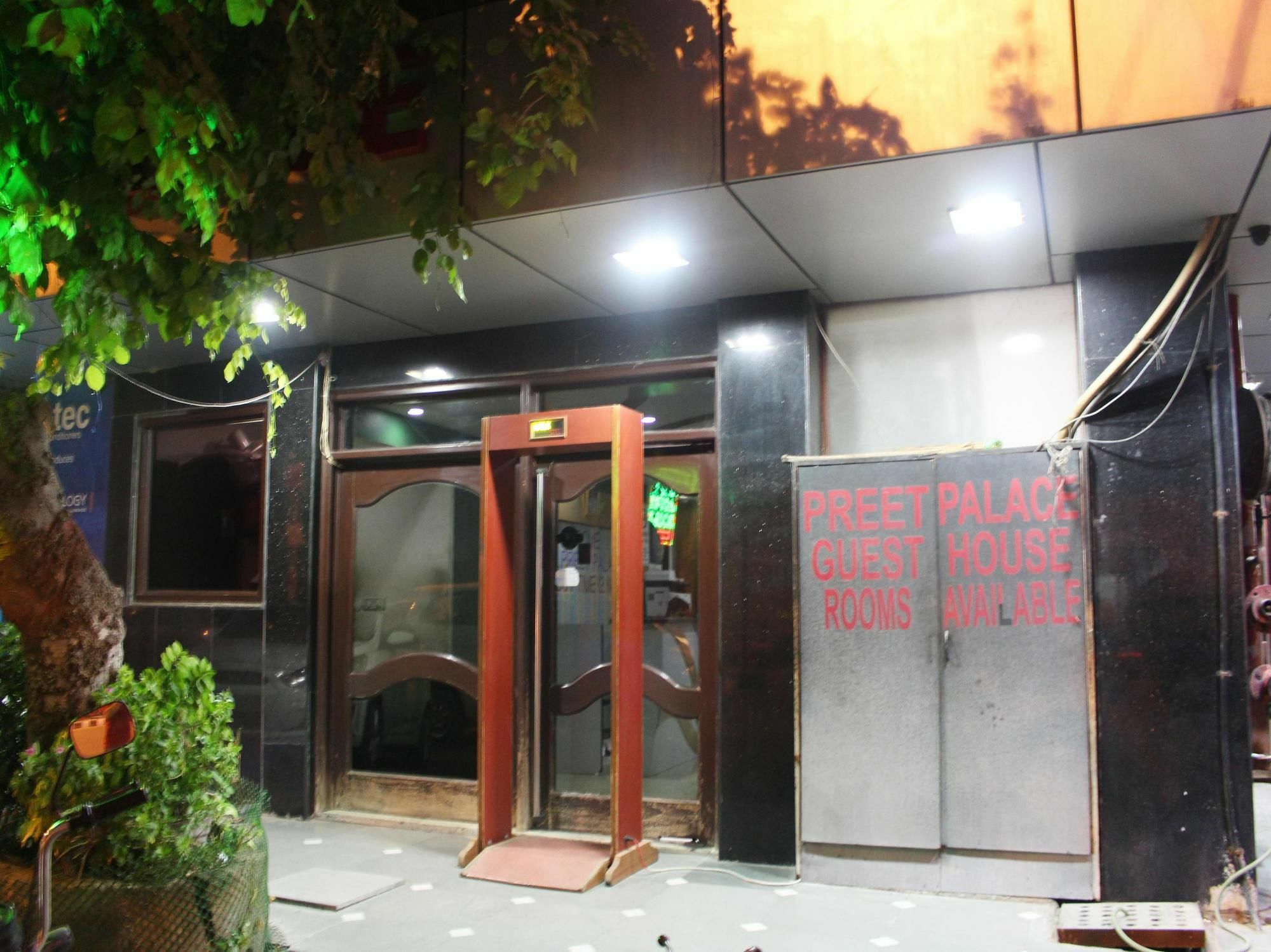 Oyo 2705 Hotel Preet Palace Ню Делхи Екстериор снимка