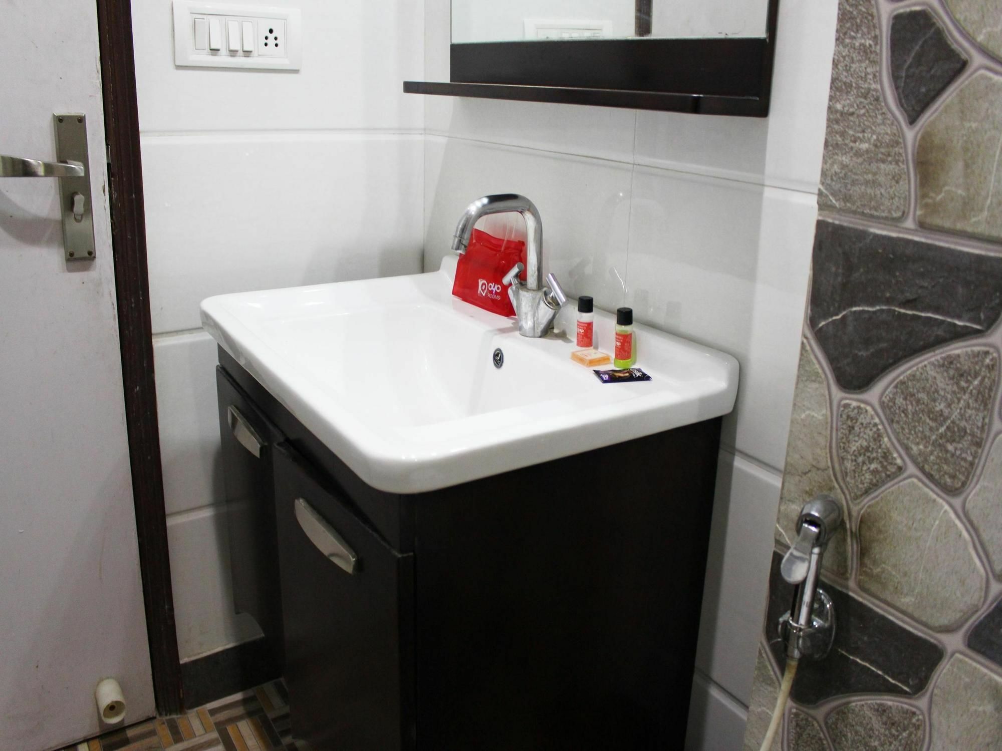 Oyo 2705 Hotel Preet Palace Ню Делхи Екстериор снимка
